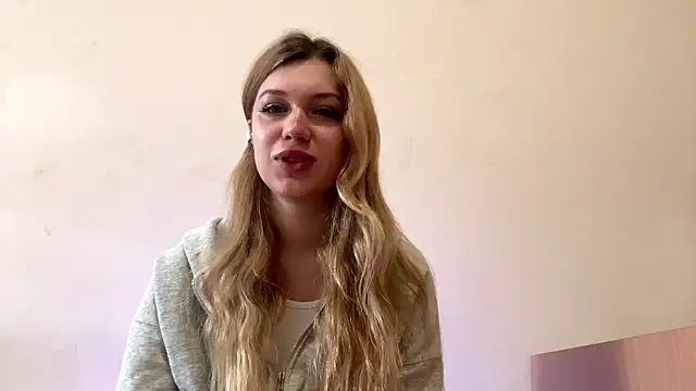 Snapshot of Fiorence_Blonde chatting on October 2025 11:22:02 AM Fiorence Blonde online show from October 2025 11:22:02 AM