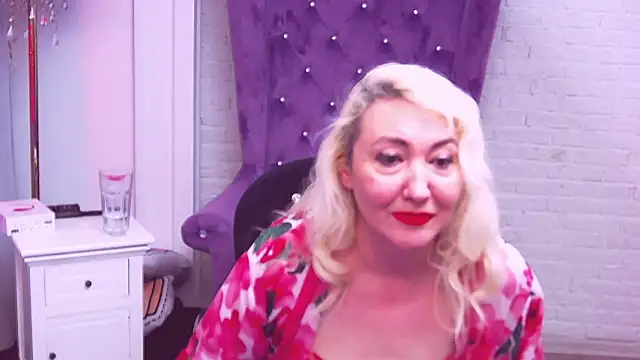 Snapshot of LadyKriss chatting on November 2025 06:14:02 AM LadyKriss online show from November 2025 06:14:02 AM