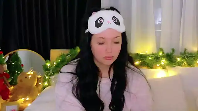 Felicia Herceg online show from December 2025 05:29:01 PM