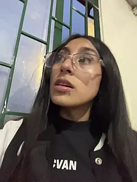 Violeet-Smith online show from November 2025 10:53:02 PM