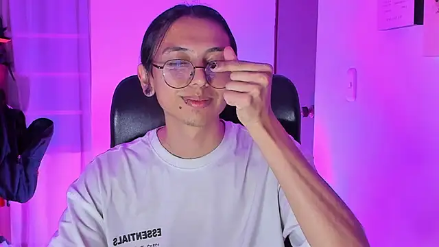 Snapshot of _Astrea_ chatting on February 2026 12:54:01 AM Astrea online show from February 2026 12:54:01 AM