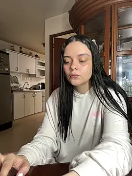 Selena Roa online show from March 2026 06:47:01 PM