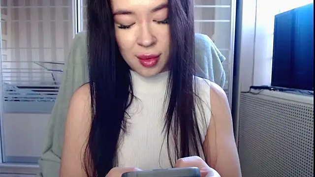 Snapshot of Laura_miss chatting on November 2025 11:09:02 AM Laura miss online show from November 2025 11:09:02 AM