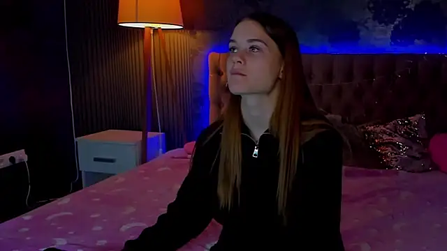 LuisaClover online show from November 2025 12:53:02 PM