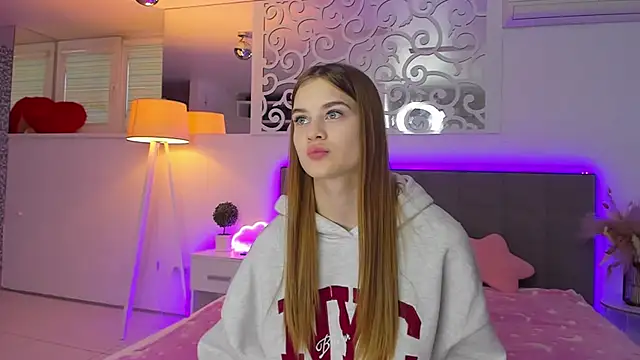 LuisaClover online show from December 2025 01:20:02 PM