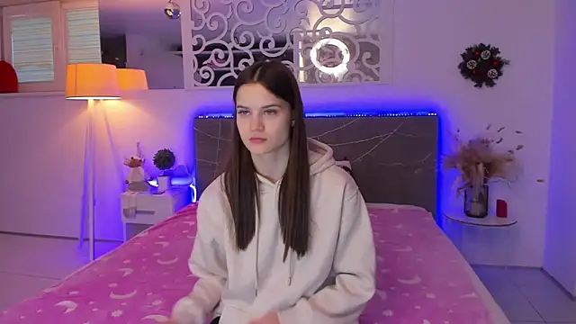 LuisaClover online show from December 2025 01:07:01 PM