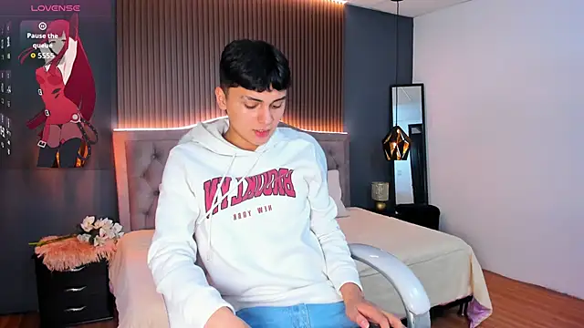 Maxii18  online show from November 2025 06:53:02 PM