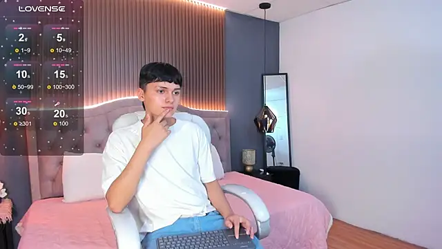 Maxii18  online show from November 2025 07:36:02 PM