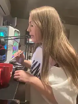 Snapshot of elliepixie chatting on December 2025 02:20:02 AM elliepixie online show from December 2025 02:20:02 AM