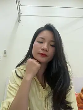 Bee Yellow00 online show from December 2025 05:36:02 AM