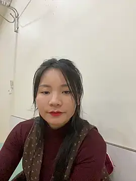 Bee Yellow00 online show from February 2026 05:01:02 AM