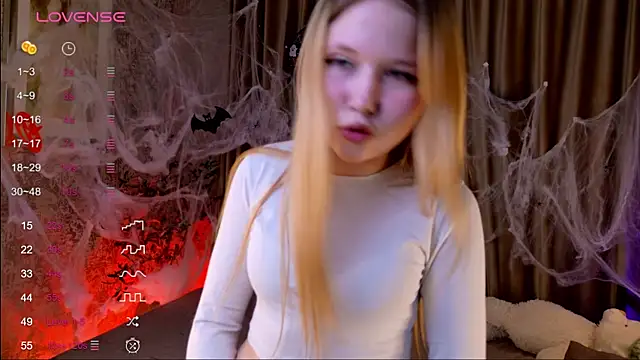 Snapshot of VivieSunn chatting on October 2025 09:44:01 AM VivieSunn online show from October 2025 09:44:01 AM