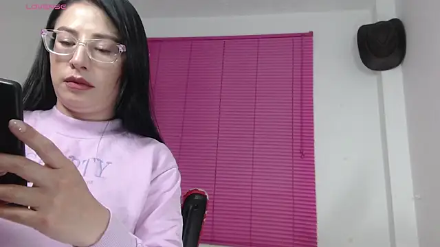 Snapshot of Emma_Hotkiss chatting on April 2026 11:22:02 PM Emma Hotkiss online show from April 2026 11:22:02 PM