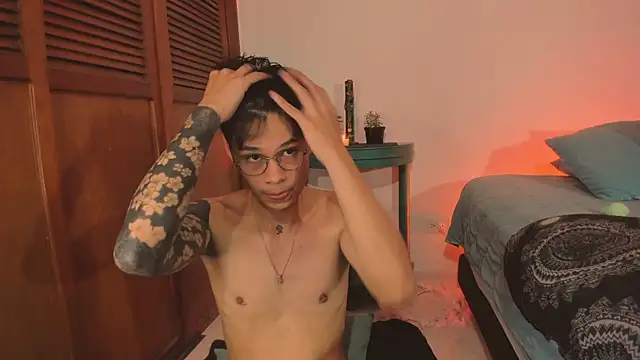 Snapshot of estmonnn chatting on November 2025 12:20:02 AM estmonnn online show from November 2025 12:20:02 AM