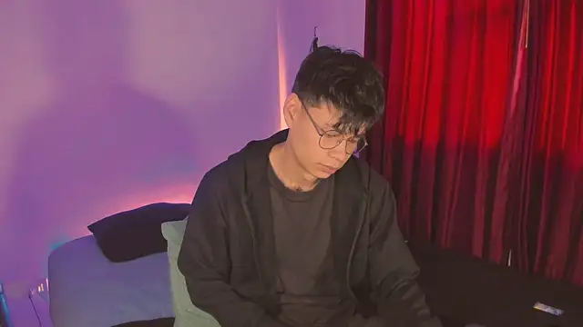 Snapshot of estmonnn chatting on November 2025 09:24:02 PM estmonnn online show from November 2025 09:24:02 PM