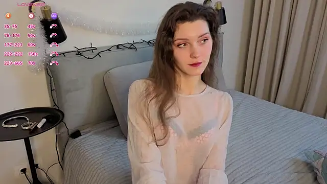 LauraYoungg online show from December 2025 09:33:01 PM