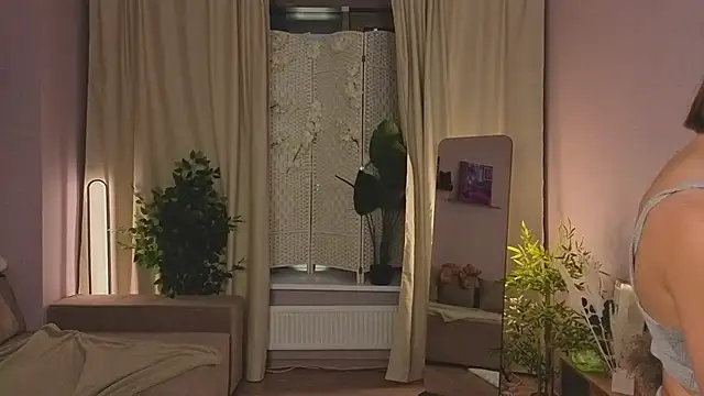 Snapshot of LouiseCollins chatting on November 2025 12:05:02 PM LouiseCollins online show from November 2025 12:05:02 PM