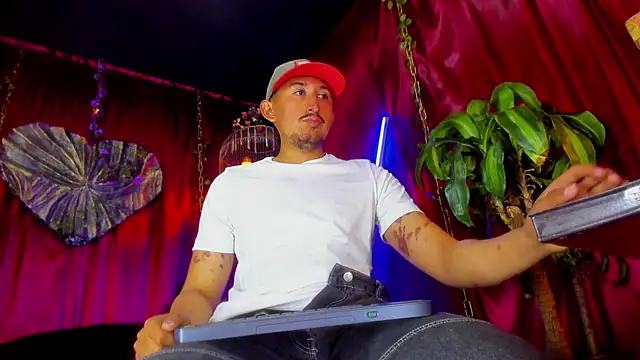 Snapshot of x_heros_x chatting on November 2025 01:01:02 PM x heros x online show from November 2025 01:01:02 PM