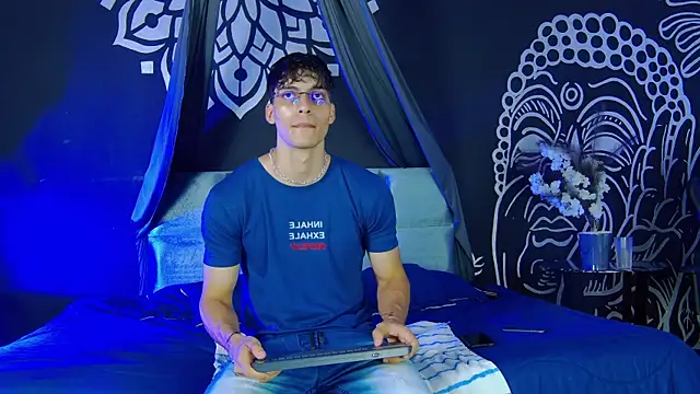 AlessioVitale online show from December 2025 12:00:02 PM