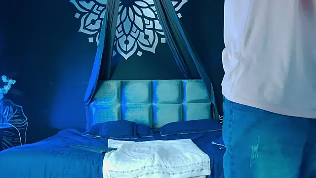 AlessioVitale online show from December 2025 12:02:02 PM