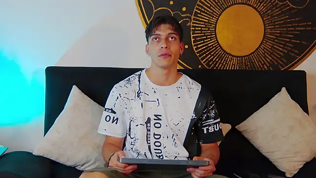 AlessioVitale online show from February 2026 07:56:02 PM