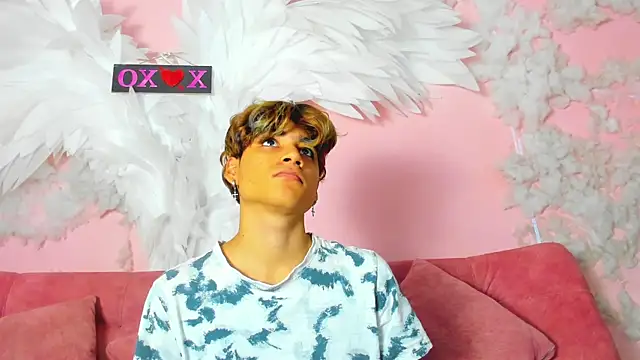 Snapshot of Leo_Glow chatting on November 2025 12:52:01 PM Leo Glow online show from November 2025 12:52:01 PM