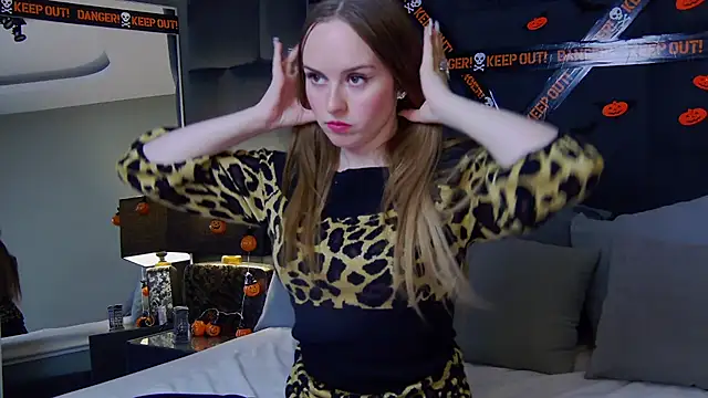 Snapshot of MollyMazer chatting on November 2025 09:11:01 AM MollyMazer online show from November 2025 09:11:01 AM