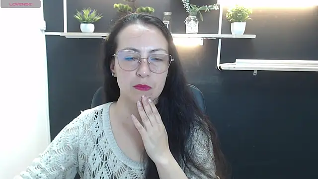 Lauryn Jones online show from April 2026 07:20:02 PM