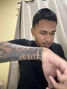 Novinhode18   online show from April 2026 11:32:02 PM