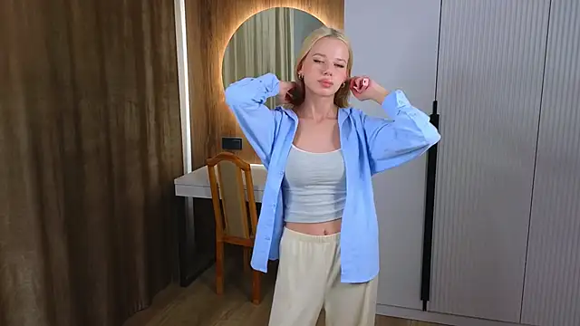 Snapshot of DorisCandelario chatting on November 2025 12:37:01 PM DorisCandelario online show from November 2025 12:37:01 PM