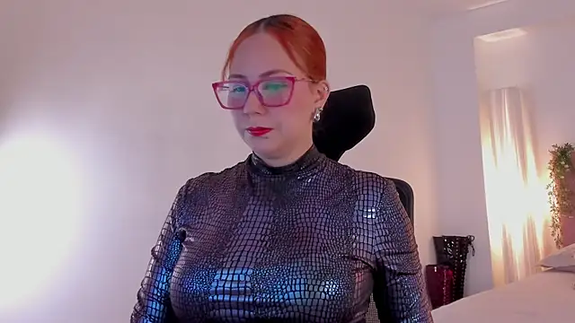 Snapshot of MistressErza chatting on June 2026 07:05:01 PM MistressErza online show from June 2026 07:05:01 PM