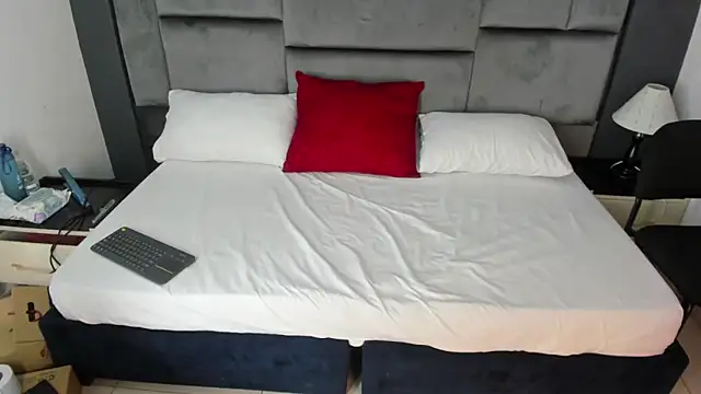 CatleyaSmith online show from December 2025 12:12:01 PM