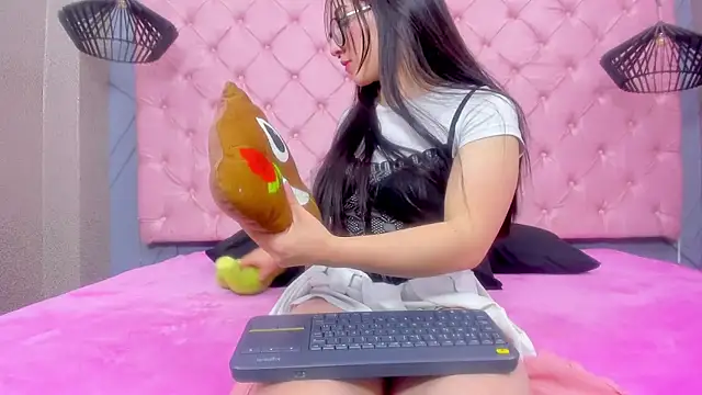 Mia Horney online show from December 2025 01:52:02 PM