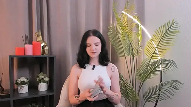 LatinaHuguenin online show from November 2025 02:17:01 PM