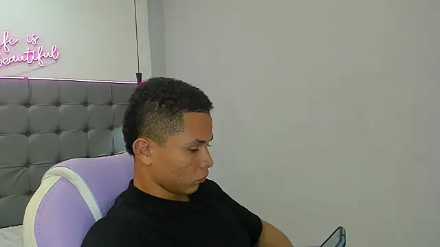 Snapshot of Liams18 chatting on December 2025 02:40:02 AM Liams18 online show from December 2025 02:40:02 AM