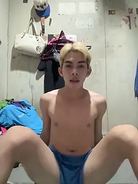 Urhotsilverboy online show from June 2026 06:18:02 PM