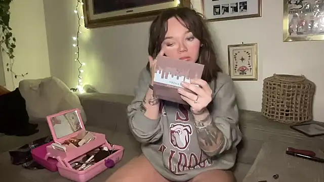 Snapshot of angelgirl98 chatting on December 2025 02:55:01 PM angelgirl98 online show from December 2025 02:55:01 PM