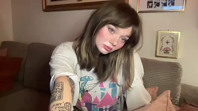 Snapshot of angelgirl98 chatting on February 2026 01:54:01 AM angelgirl98 online show from February 2026 01:54:01 AM