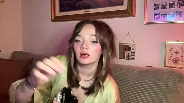 Snapshot of angelgirl98 chatting on March 2026 06:10:01 AM angelgirl98 online show from March 2026 06:10:01 AM