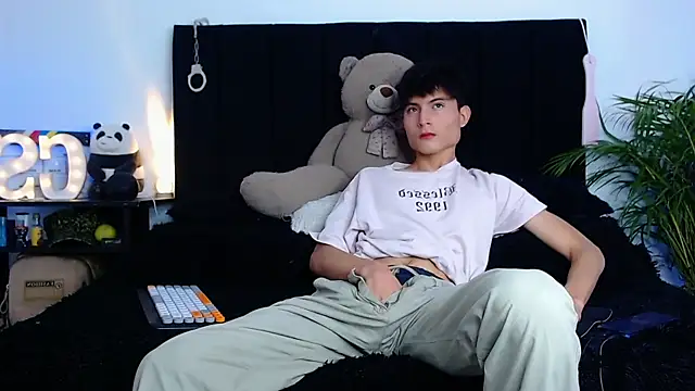 Snapshot of thomasbennett_ chatting on November 2025 06:08:01 PM thomasbennett online show from November 2025 06:08:01 PM