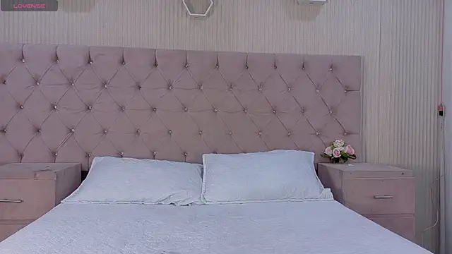 ZarinaWynne online show from July 2026 01:24:02 PM