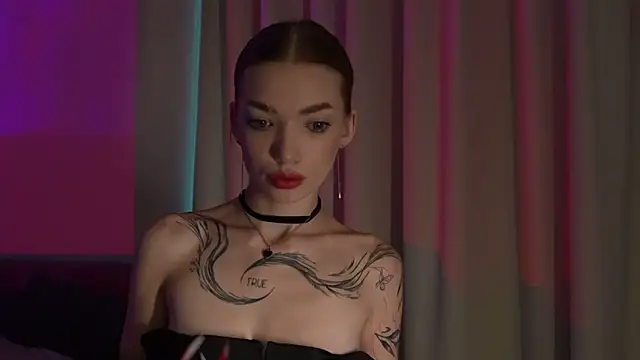 LinaaVelle online show from May 2026 01:01:02 AM
