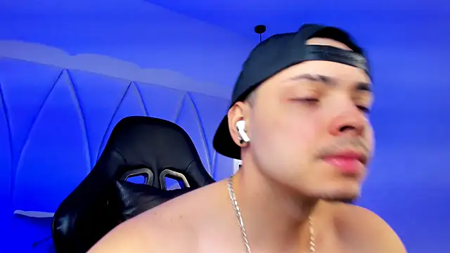 Snapshot of Maxwell_Dupont chatting on November 2025 04:10:02 PM Maxwell Dupont online show from November 2025 04:10:02 PM