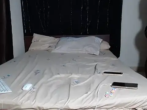 Snapshot of WettLyn chatting on November 2025 12:20:01 AM WettLyn online show from November 2025 12:20:01 AM