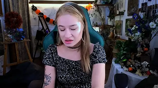 Snapshot of LeilaUvrays chatting on November 2025 08:27:02 PM LeilaUvrays online show from November 2025 08:27:02 PM