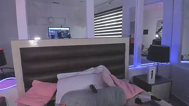 Snapshot of LaurenSpitz chatting on December 2025 11:37:01 AM LaurenSpitz online show from December 2025 11:37:01 AM