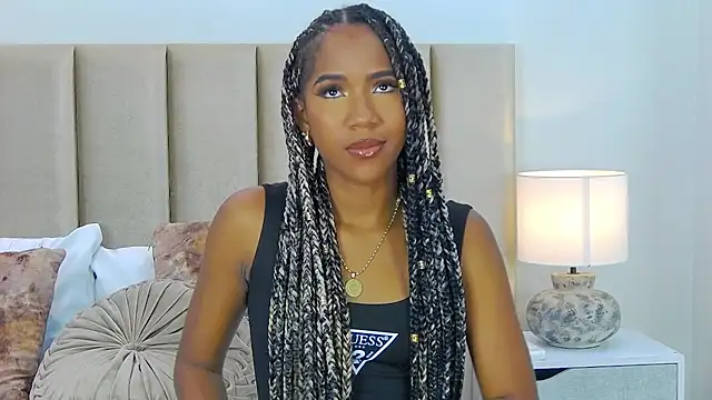 Snapshot of SienaVoss chatting on November 2025 12:13:01 PM SienaVoss online show from November 2025 12:13:01 PM