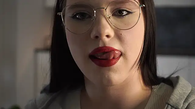 CrystaSvendsen online show from November 2025 01:44:01 PM