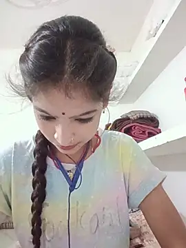 Mohnicute online show from May 2026 06:04:01 PM