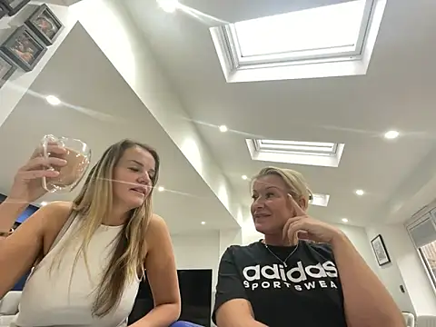 Cutebrowneyes  online show from November 2025 01:00:02 PM